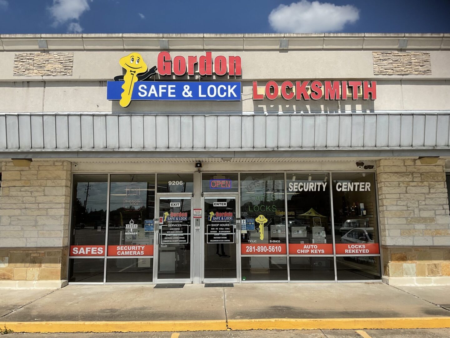 A store front with a sign that says golden locksmith.